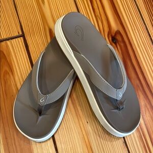 OluKai Women's Nu'a Pi'o - Taupe